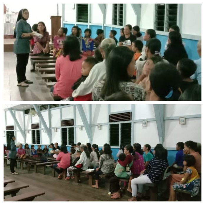 Sukacita bisa mengajar bahan pendalaman iman kepada kaum ibu di tengah kesibukannya di pedalaman Keuskupan Sanggau. (Dok. Sr. Inggrid OSA)