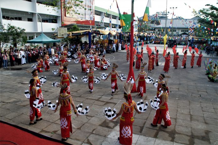 Tarian adat Dayak yang dikemas dalam balutan seni modern di Pontianak dalam kesempatan pembukaan SEKAMI. (Mathias Hariyadi)