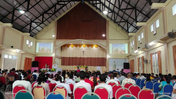Umat Katolik Paroki Dobo berkumpul menghadiri prosesi penerimaan Komuni Pertama di Gereja de Fatima. (Ist)