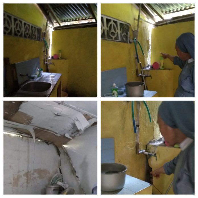 Kondisi tembok Biara-Susteran Abdi Kristus di Wates, Kulon Progo, DIY yang mengalami retak parah dan plafon usang sehingga ular berbisa dan serangga bisa masuk susteran. (Dok. Sr. Vita AK)