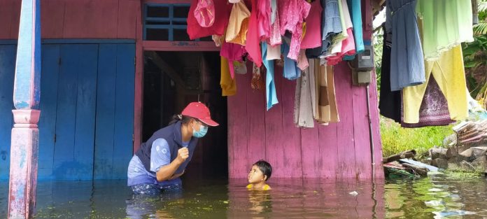 Gerakan peduli kasih Kongregasi Suster Penyelenggaraan Ilahi (SDP) bekerjasama dengan para relawan untuk menyediakan paket sembako bagi para korban banjijr Semarang. (Dok. Kongregasi Suster SDP)