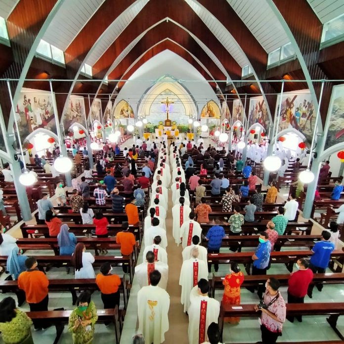 Suasana prosesi tahbisan imam di Gereja Paroki Sambas, Kalbar.