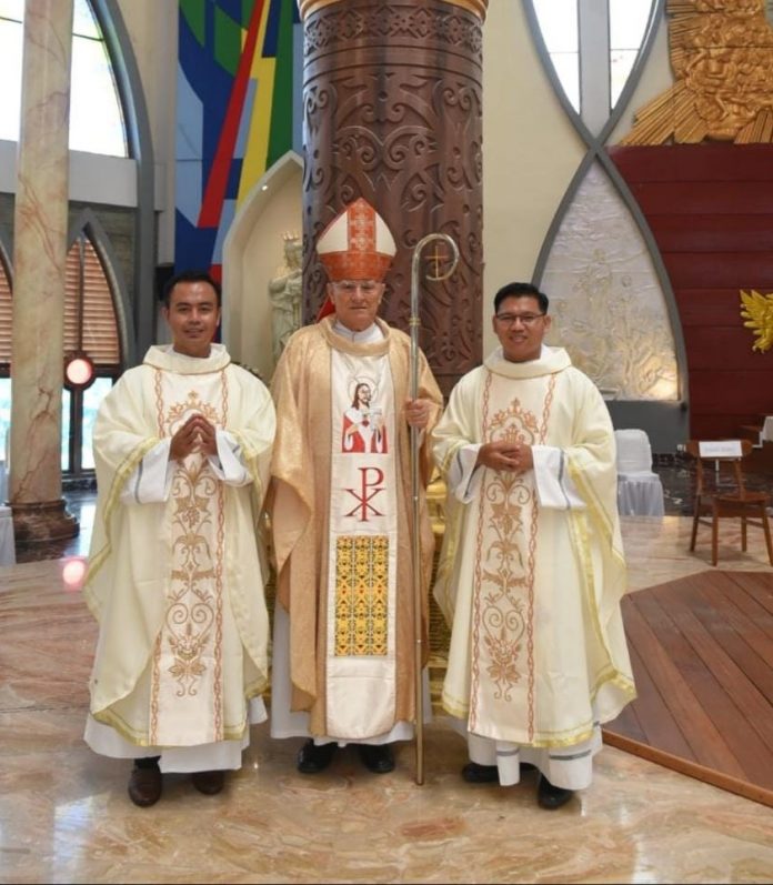 Uskup Keuskupan Sanggau Mgr. u Mencuccini CP bersama dua imam diosesan baru untuk Keuskupan Sanggau, Kalbar. (Ist)