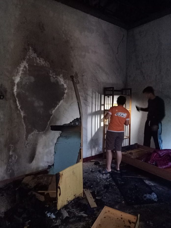 Dampak insiden kebakaran yang melanda salah satu kamar/ruangan di Gedung Pastoran Paroki Sosok, Keuskupan Sanggau, Kalbar. (Dok. Paroki Sosok)