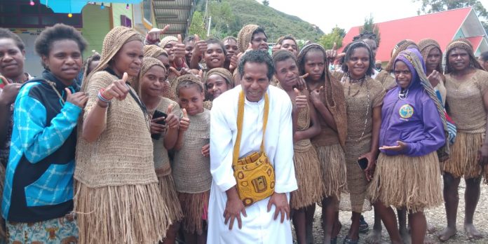 HUT ke-72 tahun Paroki St. Yosef Enarotali, Keuskupan Timika, Papua: Sejenak pastor dan umat berfoto bersama. (Ist)