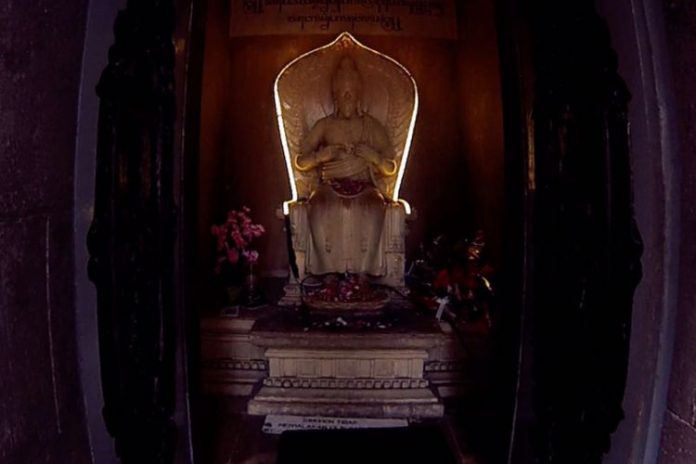 Ilustrasi - Sosok Yesus layaknya seorang raja Jawa yang tengah bertahta di singgasana seperti yang ada di Candi Ganjuran. (Ist)