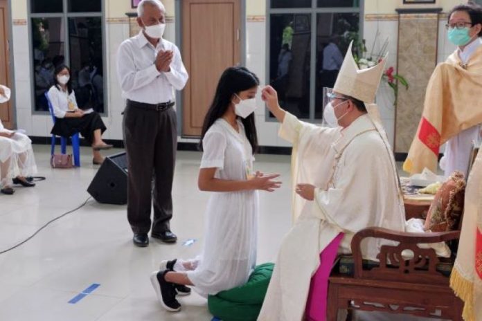 Penerimaan Sakramen Krisma oleh Uskup KAS Mgr. Robertus Rubiyatmoko di Gereja Santo Yusup Paroki Ambarawa, Sabtu 8 Mei 2021. (Dok. Paroki Ambarawa) ok