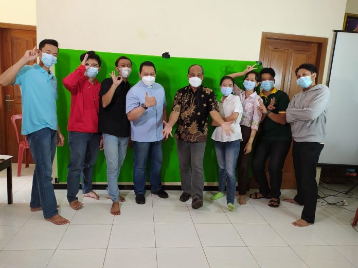 Orang-orang yang bekerja di belakang layar program talkshow