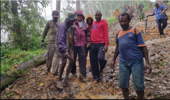 Dengan dibantu dan didampingi Umat Papua, Uskup Keuskupan Agung Jakarta Bapak Ignatius Kardinal Suharyo (tengah, berjaket jas hujan dengan topi jumper) berhasil kunjungi Stasi Amaikebo, Wilayah Tertinggi Paroki Bomomani Keuskupan Timika, 8 Juni 2021. (Romo Aldo Pr/KAJ)