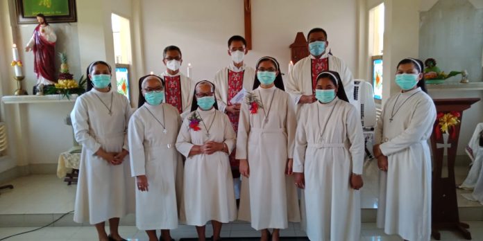 Kaul Kekal dan pesta hidup membiara di Kongregasi Suster SMFA di Kapel Novisiat Pontianak dengan jumlah undangan sangat terbatas. (Dok. SMFA)