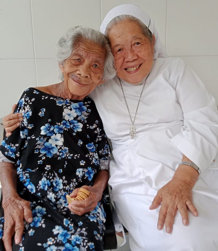 Mbak Suster Veronica Ien Indrawati PMY dan salah satu oma yang menjadi penghuni Panti Wredha Nugraha di Kaliori, Banyumas, Jateng. (Romo Nico Belawing Setiawan OMI)