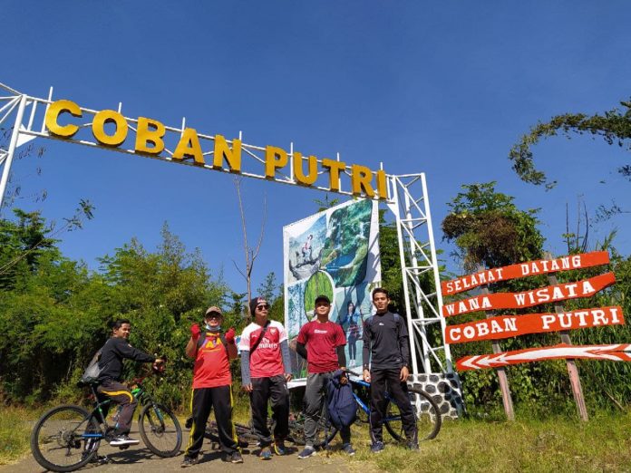 Di Depan Plang Nama Air Terjun Coban Putri