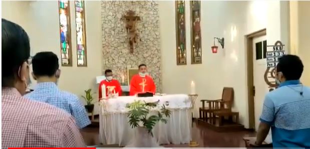 Romo Stefanus Si Pr (kanan) - imam diosesan Keuskupan Weetebula, Sumba (Wisma Soverdi SVD Surabaya)