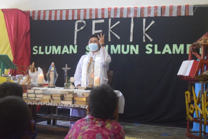 Romo Christoforus Reza Alem Pramuditya Pr membuka ibadat Pekan Kitab Suci Kenalan dengan tema