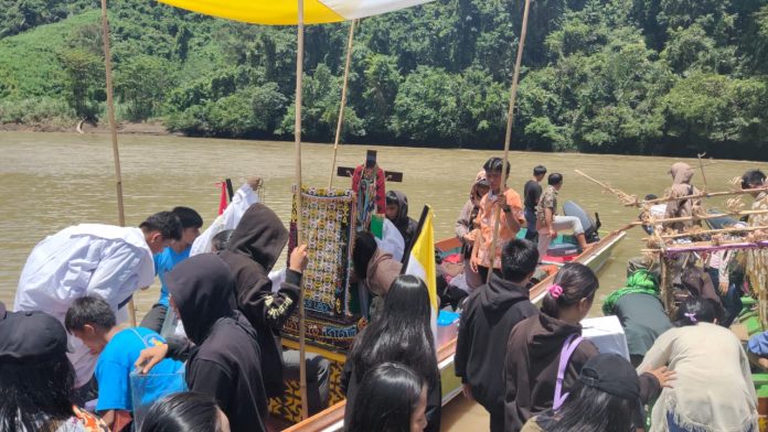 Prosesi ziarah Salib Solidaritas di wilayah Pastoral Keuskupan Tanjung Selor; tepatnya di wilayah Paroki Mansalong di Kaltara. (Romo Stelo Sanggu Pr)