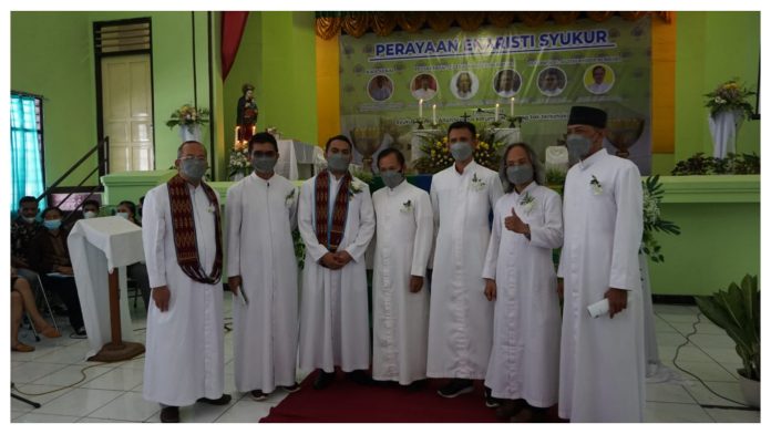 Para bruder yubilaris Kongregasi Santo Aloisius Semarang (CSA) yang mengucapkan kaul kekal, pesta hidup membiara 25 dan 40 tahun (Dok. CSA)