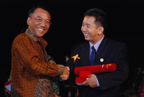 Penghargaan Anugerah Kategori Seni Kebudayaan dr Presiden RI thn 2007 diserahkan oleh Menbud Jero Wacik di Yogyakarta
