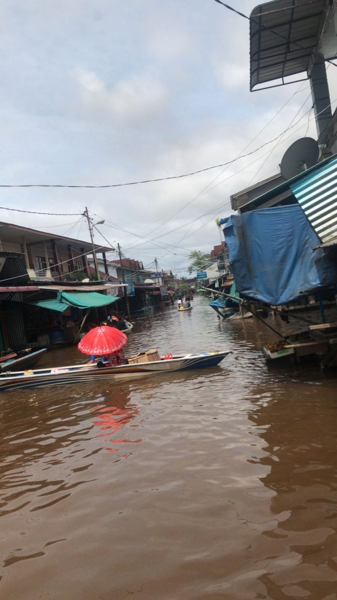 Antar bantuan untuk korban banjir di Sintang, harus berani mengarungi “lautan”. (Dok. Kongregasi Suster SMFA)