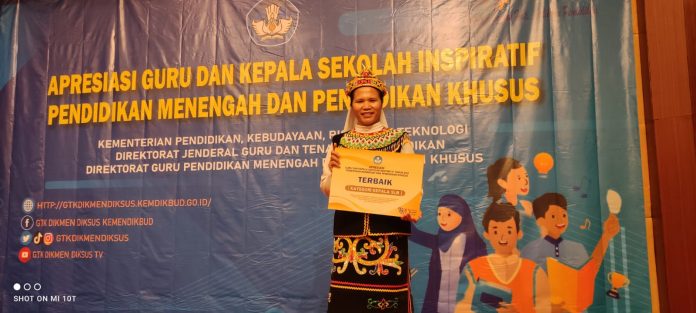 Penghargaan Kepsek Inspiratif Indonesia untuk Sr. Hillary FSE, Kepsek SLB St. Fransiskus Balikpapan. (Dok. FSE)