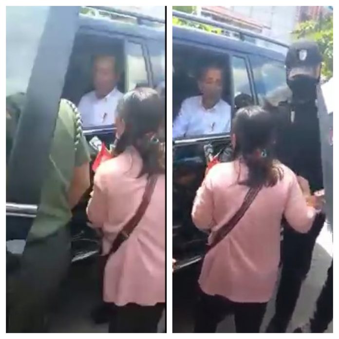 Seorang warga Sintang di Kalbar datang mendekati Presiden Joko