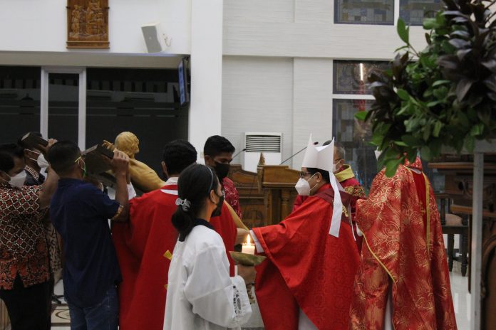 Uskup Keuskupan Tanjung Selor di Kaltara Mgr. Paulinus Yan Olla MSF melakukan desakralisasi atas bangunan gereja lama. Dengan memindahkan salib utama dari bangunan gereja lama ke gereja baru. (Paroki Berau)