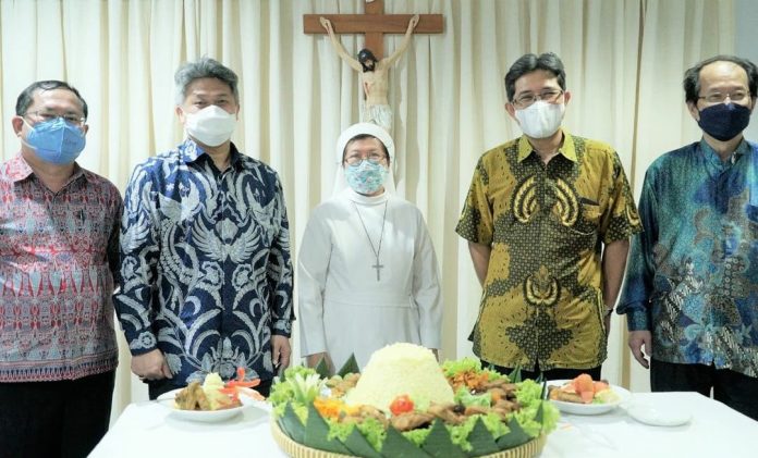 Sekretaris Jenderal KWI Mgr. Anton Subianto Bunjamin OSC mengangkat Romo Paulus Christian Siswantoko Pr (kedua dari kanan) menjadi Sekretaris Eksekutif KWI meneruskan tugas dan tanggungjawab pejabat lama yakni Romo Ewaldus Pr. (Dok. KWI)