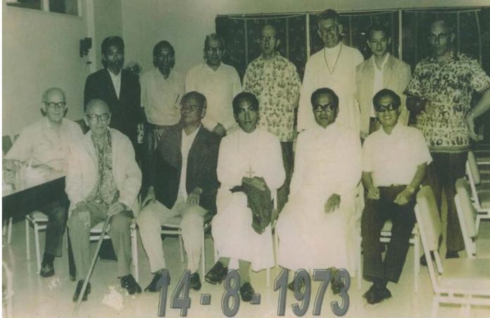 Mgr. FX Hadisumarta O.Carm bersama sejumlah dosen di awal-awal tahun berdirinya STFT Widya Sasana Malang tahun 1973 (Dok. STFT Widya Sasana Malang)