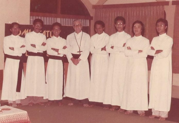 Rektor pertama Seminari Tinggi OMI di Condong Catur, Sleman, DIY adalah Romo Yohanes Kevin Kasey OMI (alm.). Romo Kevin Casey OMI tampak bersama para frater OMI penghuni seminari angkatan pertama di tahun 1982. Trias Diw Nugroho di sisi kanan. (Dok. Liem Tjay)