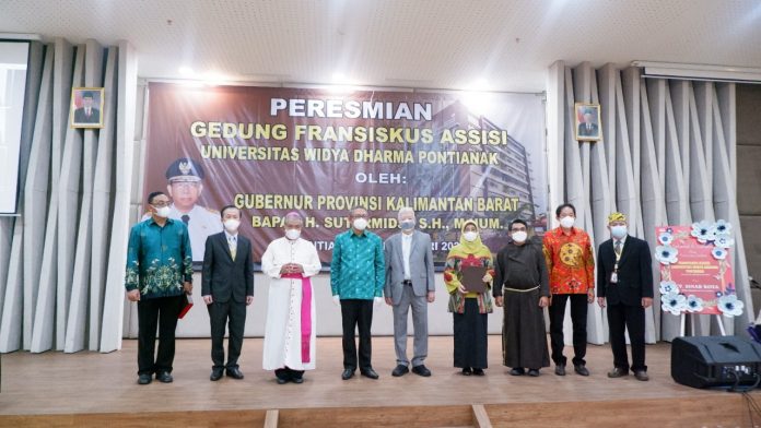 Uskup Keuskupan Agung Pontianak, Ketua Yayasan Widya Dharma, Gubernur Provinsi Kalbar Sutarmidji dalam seremoni peresmian Gedung Fransiskus Assisi di Kampus Universitas Widya Dharma Pontianak atau UWDP. (Samuel Bjp)