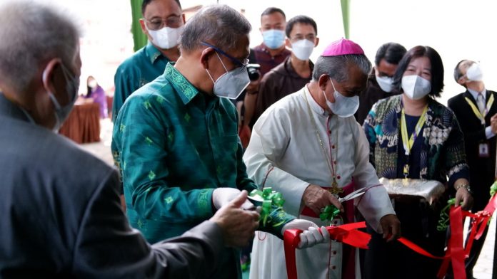Gubernur Provinsi Kalbar Sutarmidji bersama Uskup Keuskupan Agung Pontianak Mgr. Agustinus Agus menggunting pita. (Humas Universitas Widya Dharma Pontianak)
