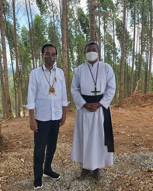 Romo Aigustinus Adeodatus Wiyono OMI berkati lokasi
