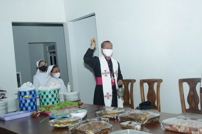 Administrator Apostolik Keuskupan Tanjungkarang Mgr. Yohanes Harun Yuwono memberkati