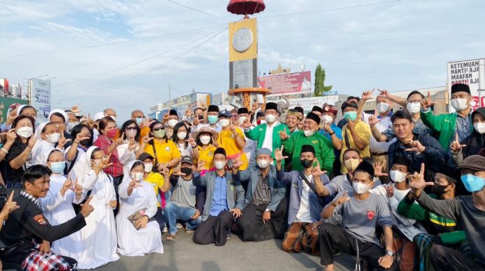 Berbagai elemen keagamaan lintas iman di Bandar Lampung menggelar aksi berbagi kasih melalui pemberian takjil kepada publik yang tengah melewati kawasan Tugu Gajah Bandar Lampung, April 2022. (Sr. Fransiska Agustin FSGM)