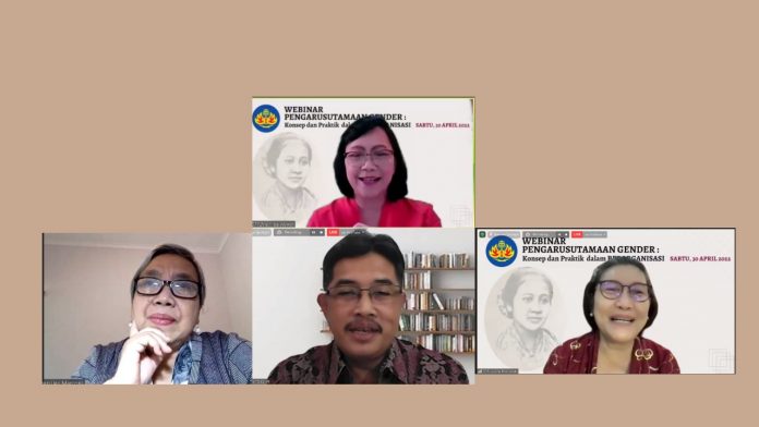 Tiga narasumber dalam diskusi webinar tentang "Peran WKRI dalam Pengarusutamaan Gender", April 2022. (DPP WKRI)