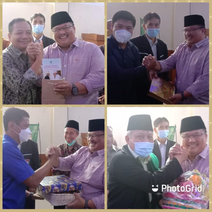 Pastor Kepala Gereja Salib Suci Paroki Purwakarta Romo Thomas Sunarto Pr dan Vikaris Pastor Bernardus Adianta Pr dari Gereja St. Maria Paroki Kota Bukti Indah Purwakarta memberi Dokumen Tentang Persaudaraan Manusia Untuk Perdamaian Dunia dan Hidup Bersama kepada para pemuka agama di Kabupaten Purwakarta, Jabar. (YB Sutarno)