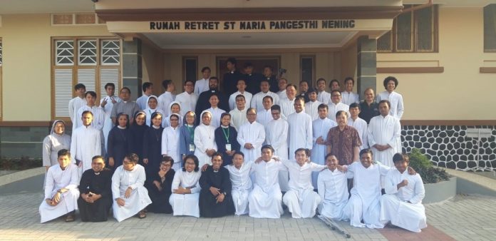 Para frater senior mahasiswa program studi filsafat dan teologi di enam Seminari Tinggi se Pulau Jawa mengikuti program lokakarya Pelatihan Medsos dan Jurnalistik di Rumah Retret St. Maria Pangesti Wening, Ambarawa, Jateng, 1-4 Juli 2018. (Mathias Hariyadi)