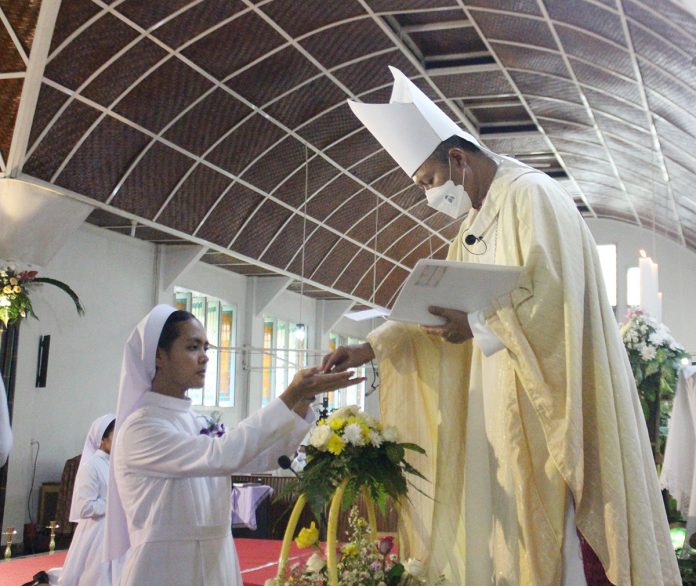 Suster menerima rosario koronka dari Administrator Apostolik Keuskupan Tanjungkarang Mgr. Harun Yuwono. (Sr. Fransiska Agustin FSGM)
