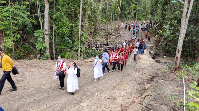 Para hadirin yang mengikuti prosesi peresmian Biara dan Komunitas Awal para rahib Ordo Trappist di Pegadungan mesti rela jalan kaki di jalanan berlumpur pekat sepanjang 500 meter dari arah jalan raya di Tembelina. (Keuskupan Ketapang)