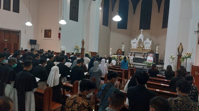 Misa requiem untuk Mgr. Hubertus Leteng di Gereja Katedral Santo Petrus Bandung. Minggu petang tanggal 31 Juli 2022. (Romo Ferry Sutrisna Widjaja Pr)