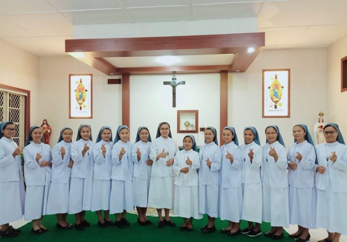 Ke-14 suster yunior SFIC yang baru saja memperbaharui kaul-kaulnya bersama Provinsial Kongregasi SIFC: Sr. Yullita Imelda SFIC. (dok SFIC)