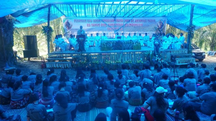 OMK dari enam paroki di Keuskupan Agung Medan yang dilayani OFMKonv merayakan peringatan 800 tahun St. Antonius Padua menjadi Fransiskan dan 85 tahun OFMConv berkarya di Indonesia. (Dok. OFMConv)