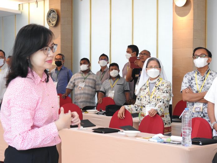 Dr. Harla Octarra M.Sc ajak para pastor berkreasi menciptakan Gereja Katolik ramah anak. Disampaikan saat berlangsung pertemuan nasional Karya Kepausan Indonesia (KKI) di Bali, 4-7 Agustus 2022. (Angel Li)