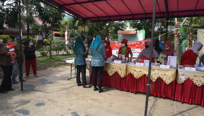 Dag-dig-dug jelang aksi penjurian atas hasil kreasi membuat aneka kudapan berbahan baku singkong di Kompleks Peruri Ciledug Kota Tangerang hari Sabtu tanggal 20 Agustus 2022. (Mathias Hariyadi)