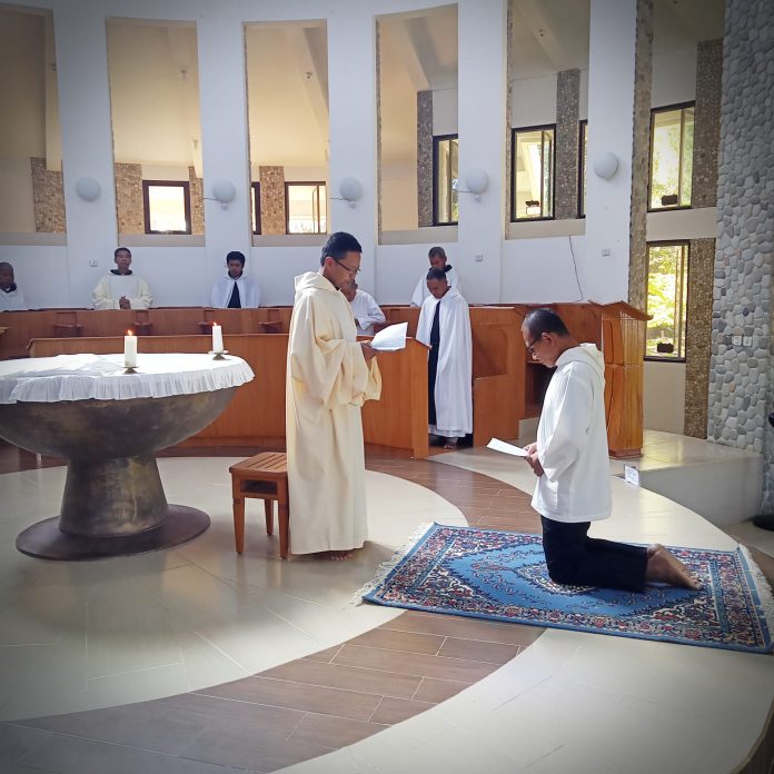 Proses penerimaan Fr. Paulus OSC sebagai Novis Tahun Pertama Ordo Cisterciensis di Biara Trappist Lamanabi, Flores Timur, Sabtu tanggal 20 Agustus 2022. (Dok. Pertapaan Trappist OCSO Lamanabi Flores)