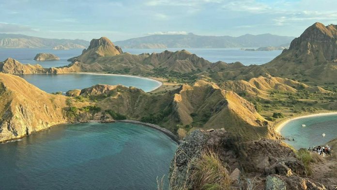 Indahnya panorama usai matahari terbut di wilayah perairan Labuan Bajo dari titik ketinggian Pulau Padar. (dr. Clarissa/Sesawi.Net)