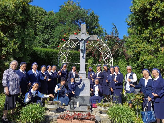 Para suster CB asal Indonesia dan suster CB dari Generalat CB di Maastricht datang berkunjung ke biara Kongregasi ADM di Sittard dan nyekar di makam Sr. Seraphine, Ibu Pendiri Kongregasi ADM. (Dok. Sr. Theresina CB)