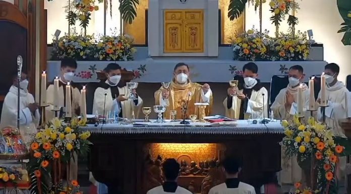 Usai menerima Sakramen Imamat dari Uskup Penahbis Mgr. Henricus Pidyarto Gunawan O.Carm, ke-6 imam tahbisan baru ikut memimpin Perayaan Ekaristi. (Komsos Gereja Katedral Malang).