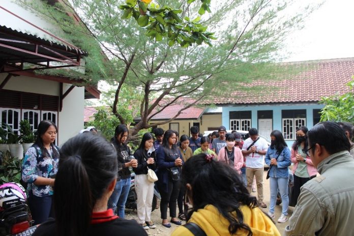 Romo Danier Pr bersama OMK Paroki Muara Bungo, Jambi, berdoa bersama sebelum melakukan perjalanan. (Riyandi Paska)