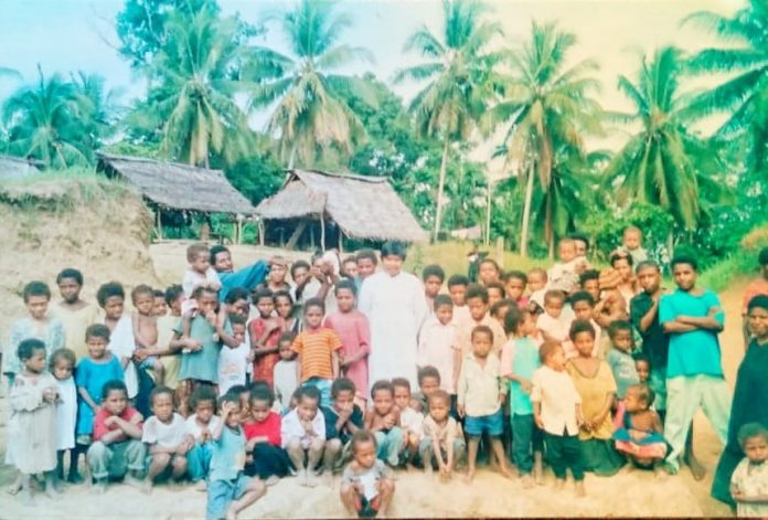 Romo Fajar Himawan MSF saat masih bertugas pastoral di wilayah Keuskupan Madang di PNG. (Dok. Romo Fajar Himawan MSF via Paulus Subiyanto)