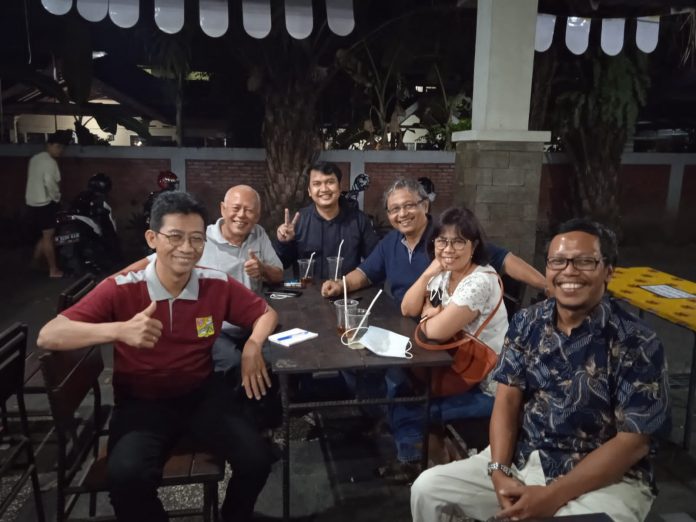 Mereguk energi positif dari pertemuan kilat di Malang dengan sejumlah alumni Seminari Mertoyudan, 6 September 2022. (Markus Budiraharjo/Ketua IASM)